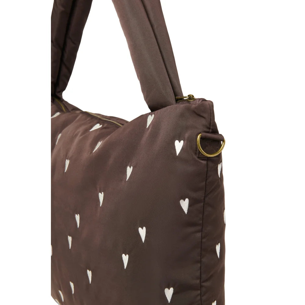 Braune gesteppte Wickeltasche mit weißen Herzmustern und goldfarbenen Beschlägen