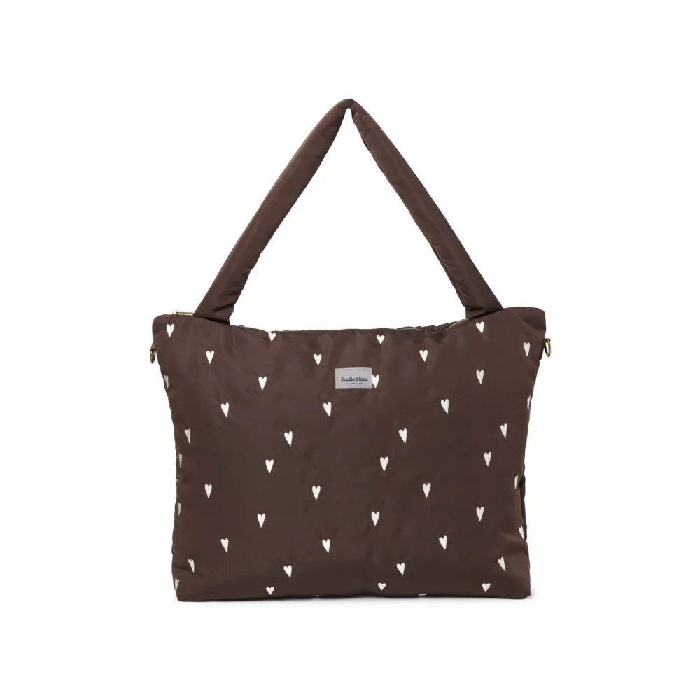 Braune Wickeltasche mit weißen Herzmustern aus dem Produkt Puffy Mom Diaper Bag Brown Hearts
