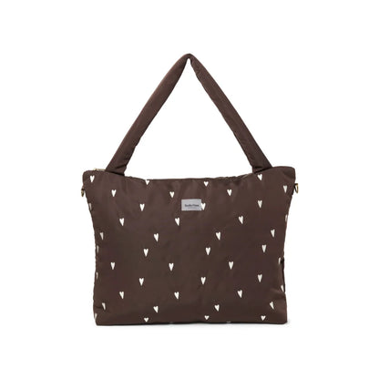 Braune Wickeltasche mit weißen Herzmustern aus dem Produkt Puffy Mom Diaper Bag Brown Hearts