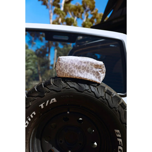 Puffy necessaire beige Leopard auf schwarzem Reifen mit Reißverschluss