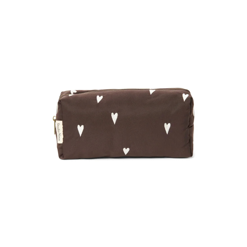 Braune Federmäppchen mit weißen Herzmustern aus dem Produkt Puffy Necessaire Brown Hearts