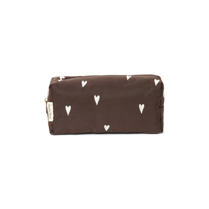 Braune Federmäppchen mit weißen Herzmustern aus dem Produkt Puffy Necessaire Brown Hearts