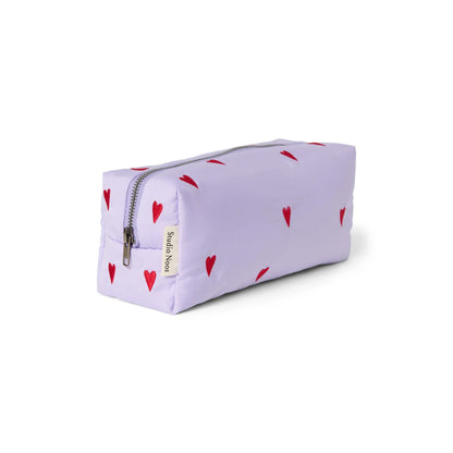 Lavendel Studio Noos Puffy Necessaire mit braunen Herzen