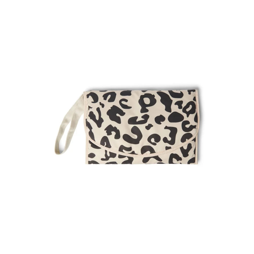 Leopardenmuster Clutch mit Handgelenkriemen von Puffy Wickelunterlage Holy Cow