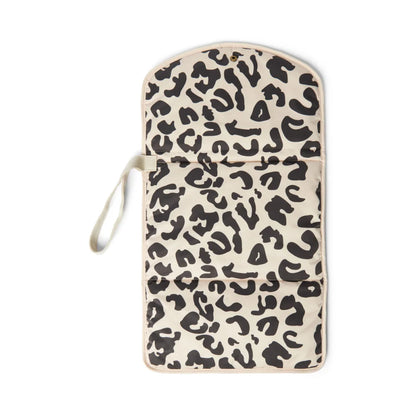 Leopardenmuster Clutch mit schwarzem Punktdesign auf weißem Hintergrund von Holy Cow