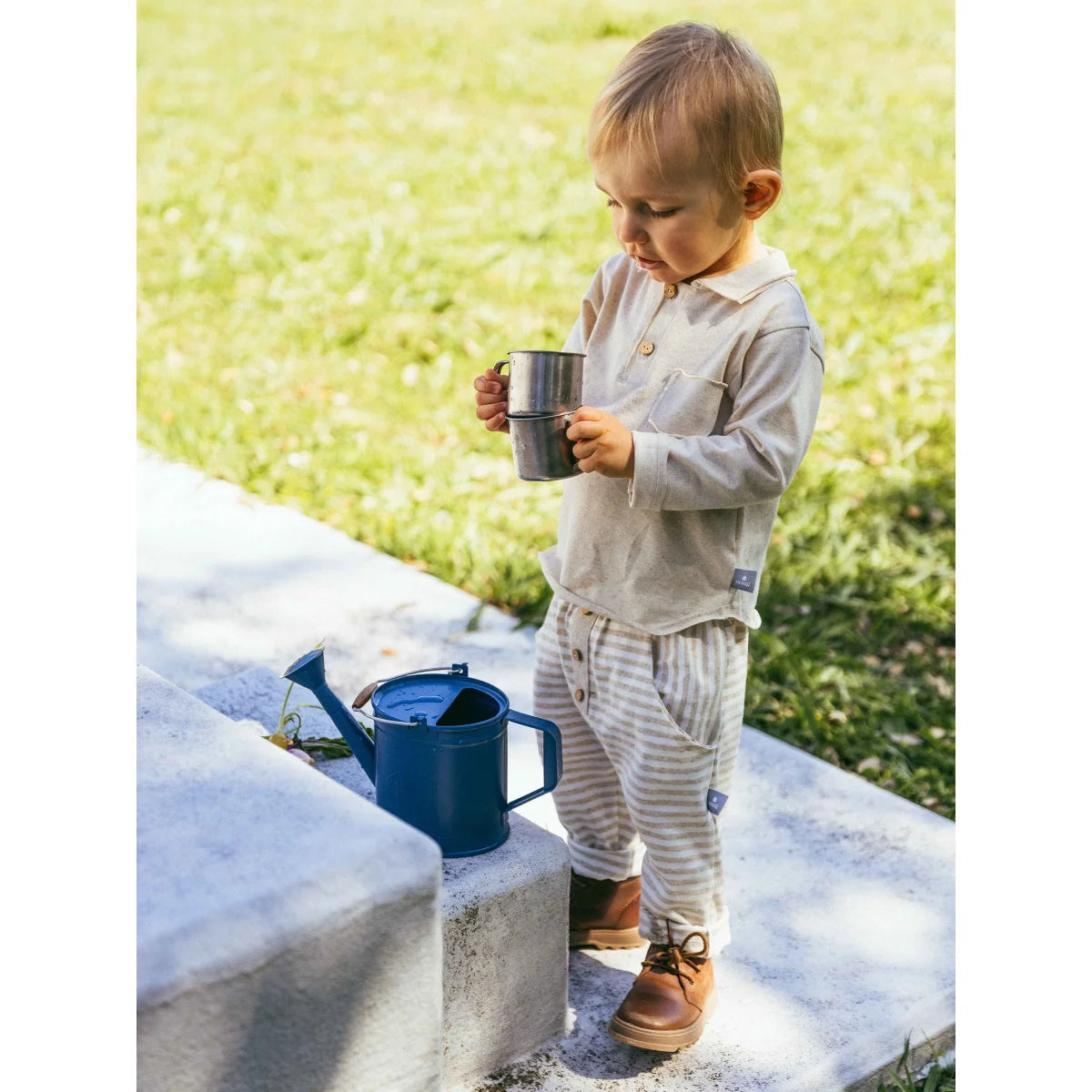 Blaue Metallgießkanne mit Ausguss und Griff für snug pull-on hose Pull-up Pants