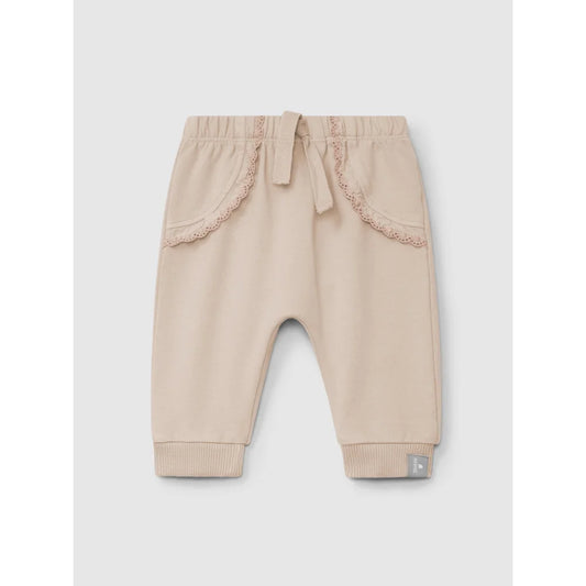 Hellbeige Baby-Sweatpants mit dekorativer Spitzen-Detail und Rippbündchen