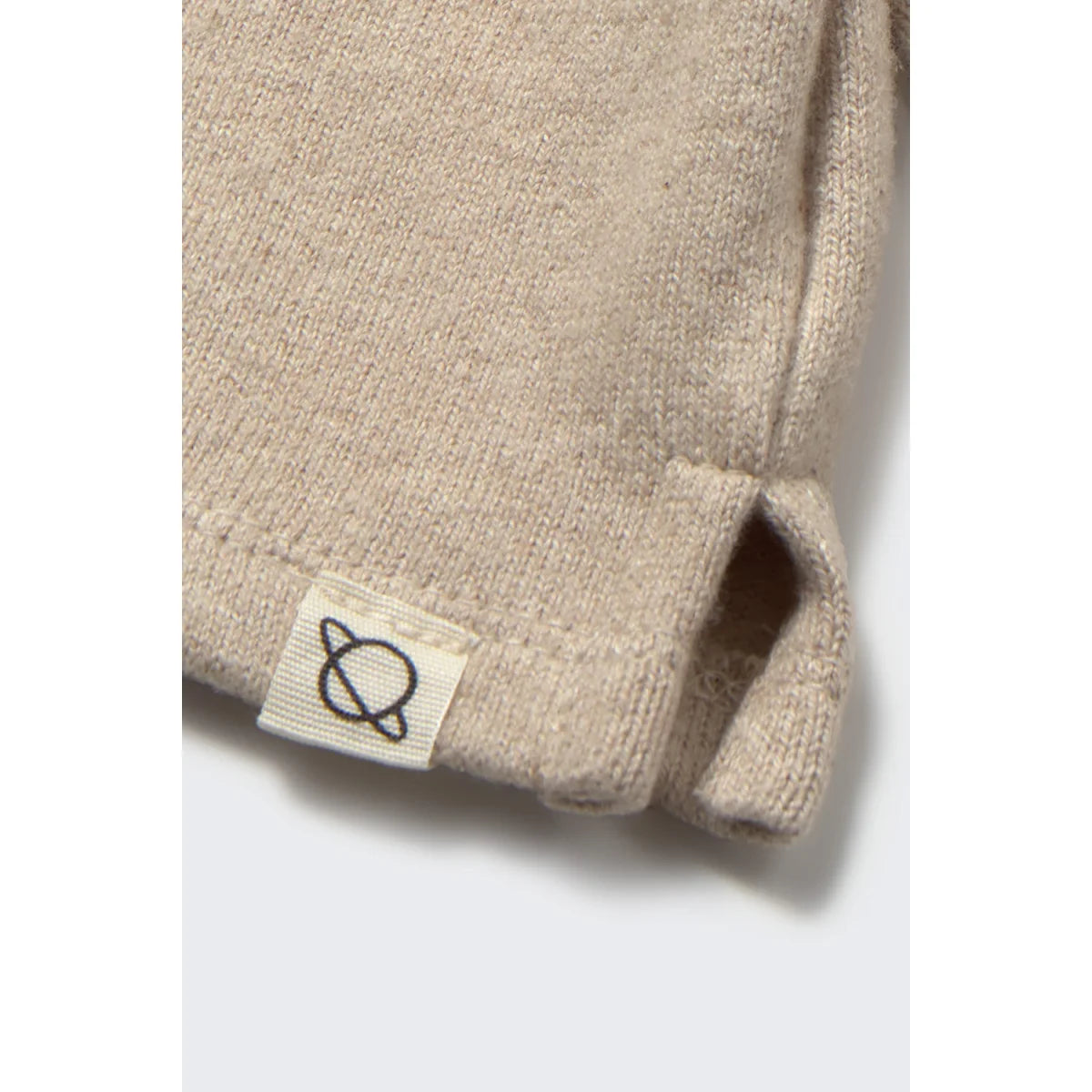Cozmo Babypullover Remo Stone, Detail des Halsausschnitts
