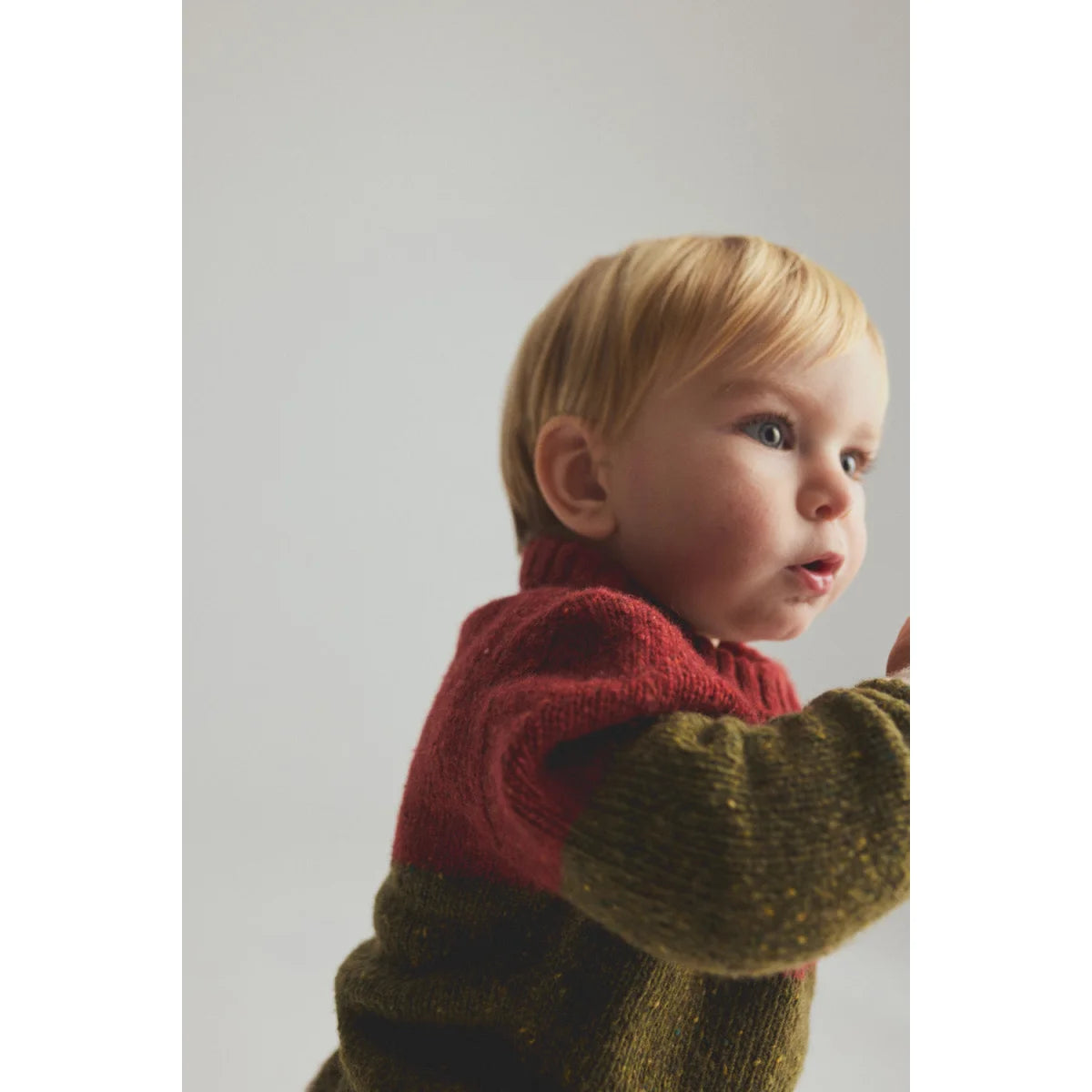 Cozmo Strickpullover Tigris Ginger Green am Baby getragen