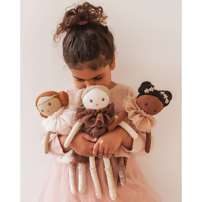 Kind hält drei unterschiedliche Stoffpuppen von Puppe Dollies | Lilly Toots