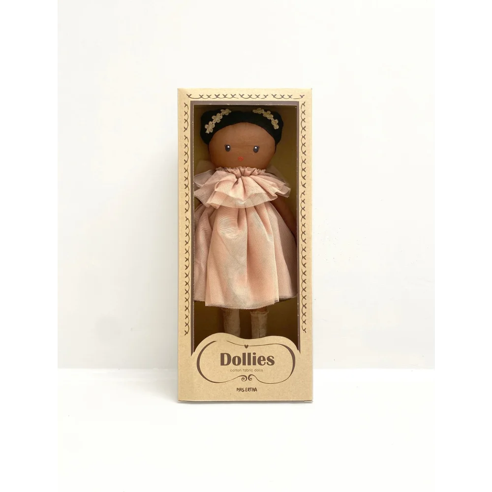 Handgefertigte Puppe Dollies von Mrs Ertha in leicht pinkem Kleid und Kopfschmuck