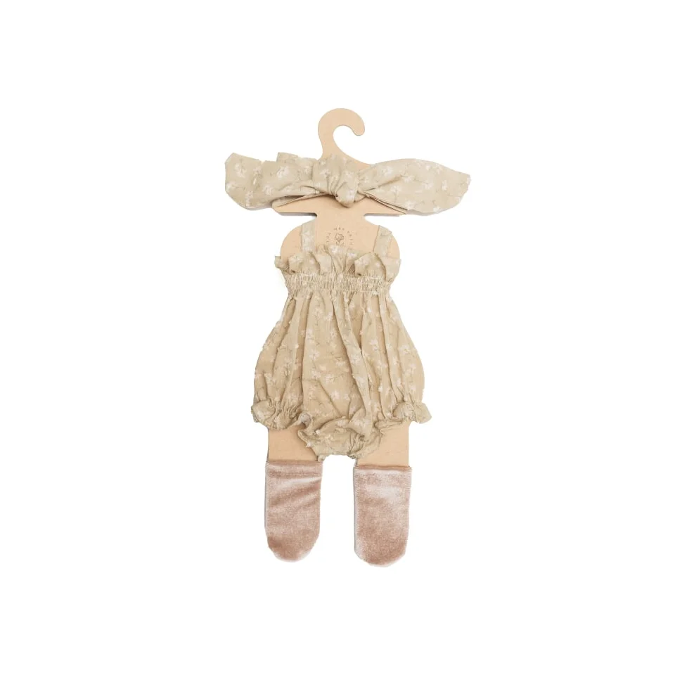 Beiger Baby-Overall mit Strumpfhosen und passendem Haarband von Puppenkleidung Loreta