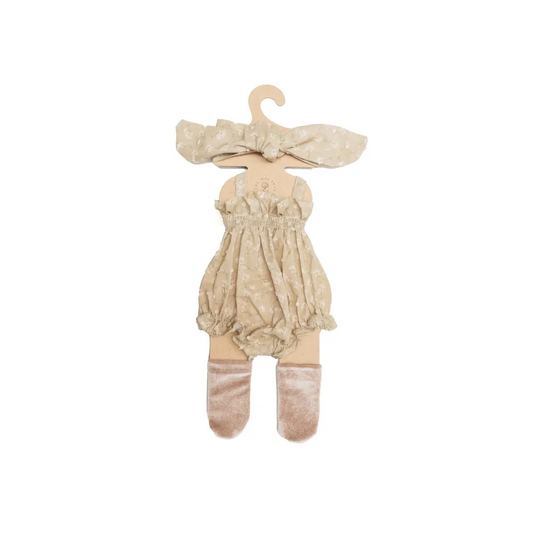 Beiger Baby-Overall mit Strumpfhosen und passendem Haarband von Puppenkleidung Loreta