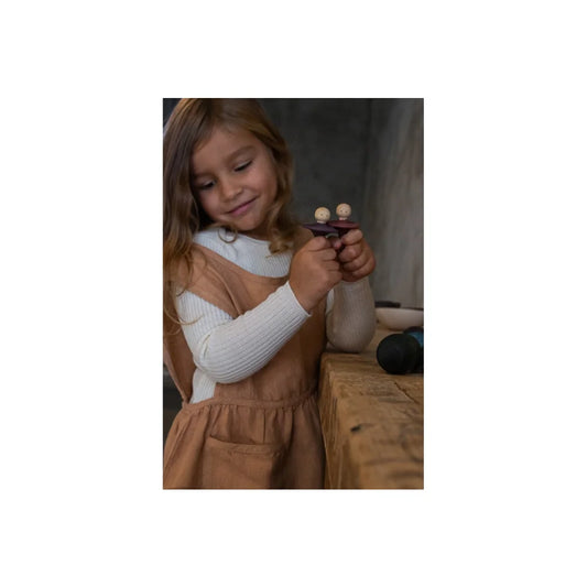 Lila Holzspielzeugauto mit weißen Rädern und roten Akzenten, Purple Little Things