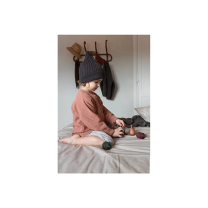 Brauner texturierter Pullover mit Strickmütze, graue Socken und Shorts