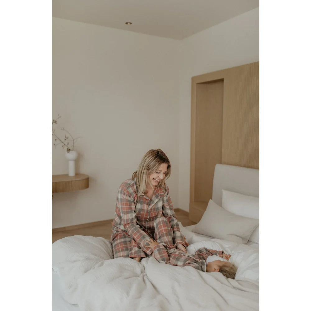 Plaid Flanell Pyjama Set für Erwachsene mit rotem und grünem Karo auf weißem Bett