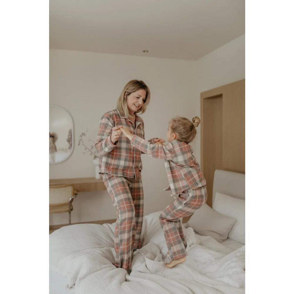 Gemütliches Pyjama-Set aus Flanell mit rotem und grünem Karo-Muster in warmen Tönen