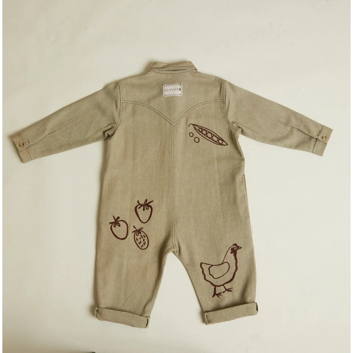 Beige baumwoll-strampler quinn olive allotment mit braunen, bestickten obst- und hühnermotiven