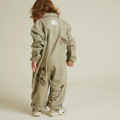 Olivegrüner kordoverall mit braunen bäuerlichen stickereien aus kordstoff modell quinn olive allotment