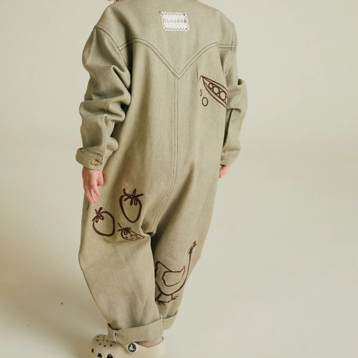 Olivegrüner cordoverall aus kord mit braunen bestickten gemüse- und hühnermotiven quinn olive allotment