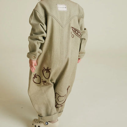 Olivegrüner cordoverall aus kord mit braunen bestickten gemüse- und hühnermotiven quinn olive allotment