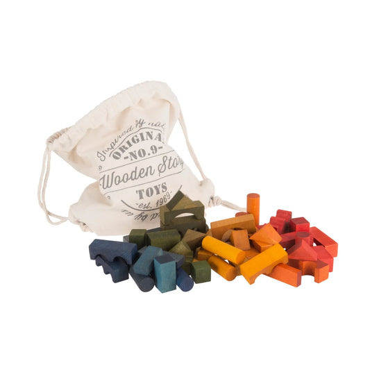 Buntes set aus 100 holz bausteinen in verschiedenen formen mit cremefarbenem beutel original no 9 ökologische babyprodukte