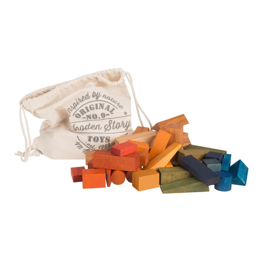 Bunte holzbausteine in verschiedenen formen mit cremefarbenem stoffbeutel original no 9 nachhaltige geschenke für neugeborene
