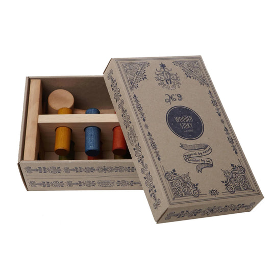 Wooden story rainbow pound-a-peg set mit bunten holzklötzen und spoole in natürlichen und lebhaften farbtönen ökologische baby- & kinderprodukte