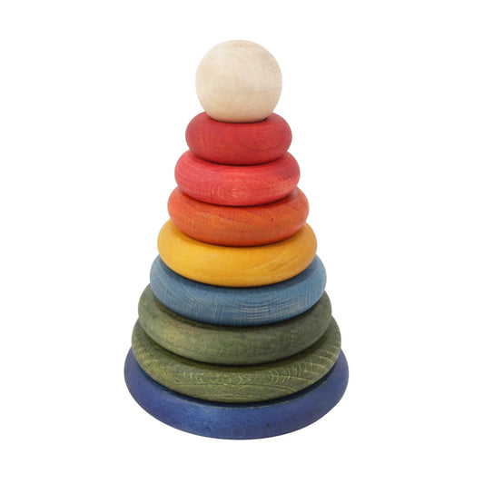 Regenbogenfarbene holzsteckringe mit natürlicher holzkugel oben im rainbow round pyramid für ökologische baby- & kinderprodukte