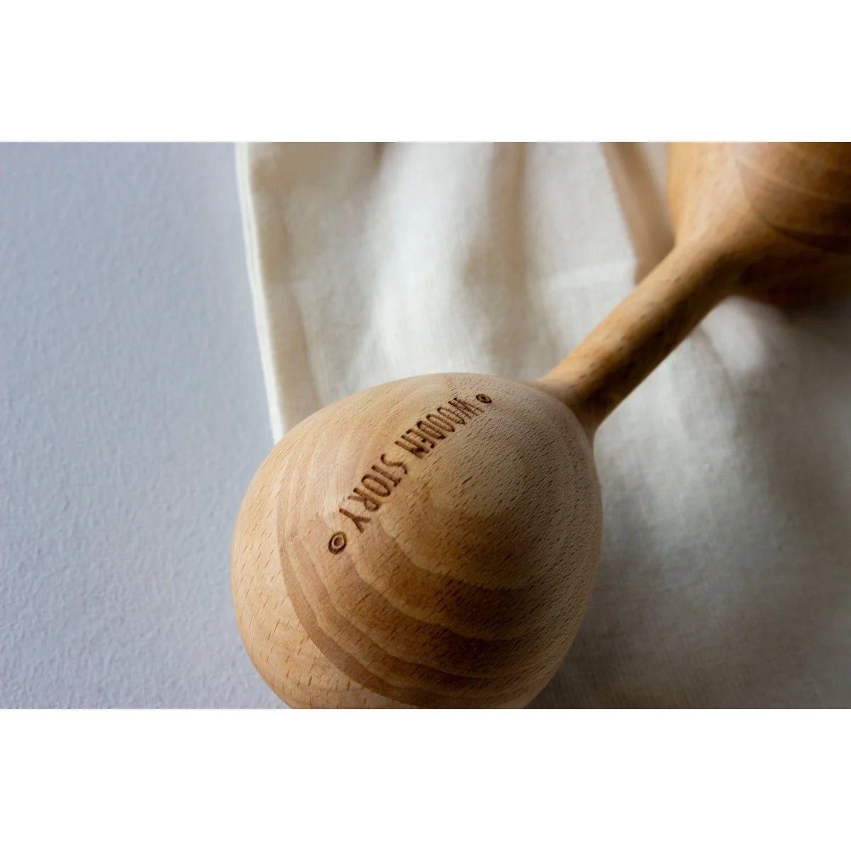 Hellfarbige wooden maraca rassel lark mit wood story gravur als empfehlung für ökologische baby- & kinderprodukte