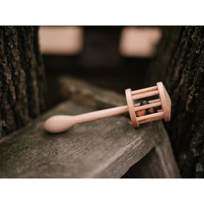 Rassel nighthawk nachhaltige babyklapper aus hellem holz mit rundem griff und zylinderkäfig für ökologische baby- & kinderprodukte