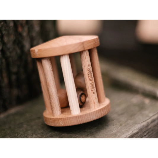 Helle holz-rassel turtle dove mit vertikalen latten aus natürlichem holz, nachhaltige babykleidung schweiz und ökologische baby- & kinderprodukte