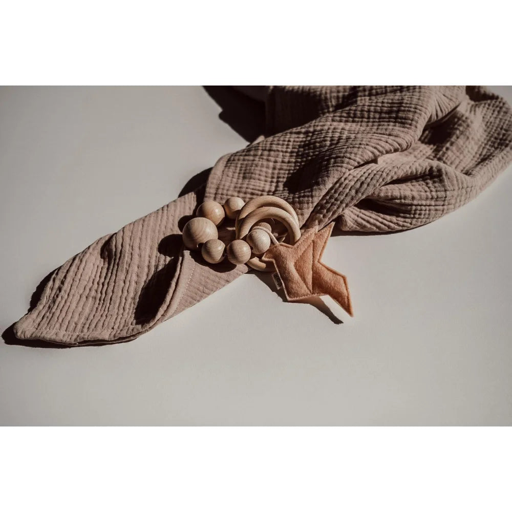 Beige Musselintuch mit Holz-Flugzeug Beißspielzeug Rassel Vogel Blush