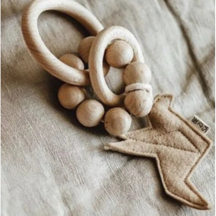 Holz Baby Rassel mit Filzblitz für das Produkt Rassel Vogel Mauve