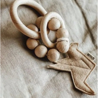 Holz Baby Rassel mit Filzblitz für das Produkt Rassel Vogel Mauve