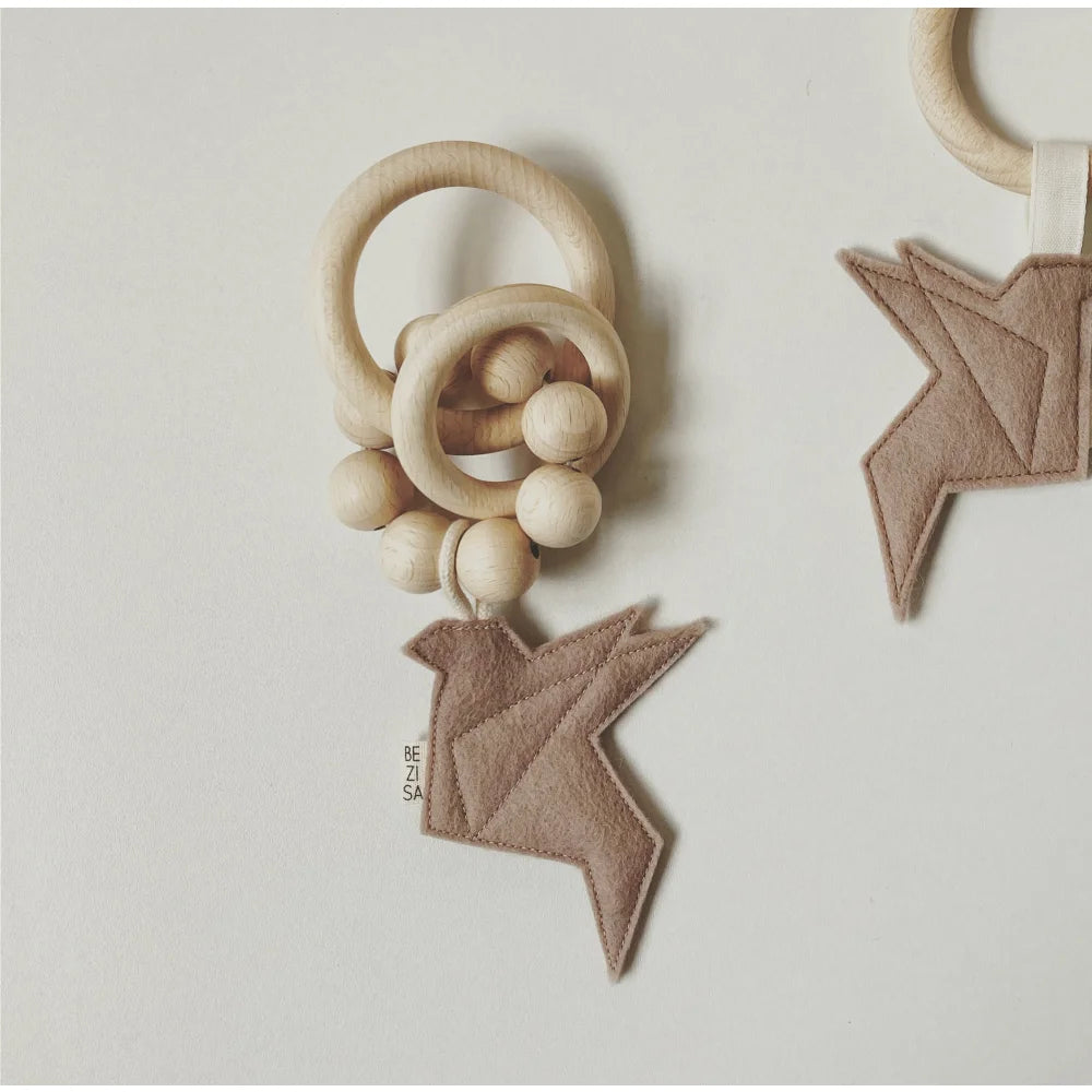 Holzbaby-Rassel mit Origami-Vogel im Produkt Rassel Vogel Mauve