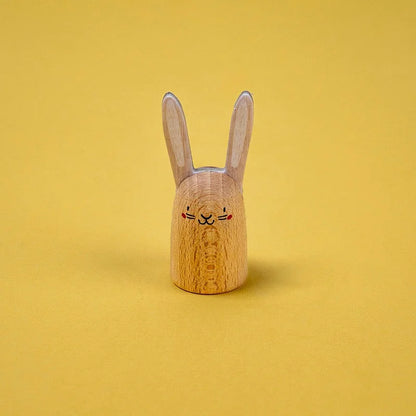 Charmantes hellbraunes Holzhäschen-Figur aus Ready Steady Go Spiel
