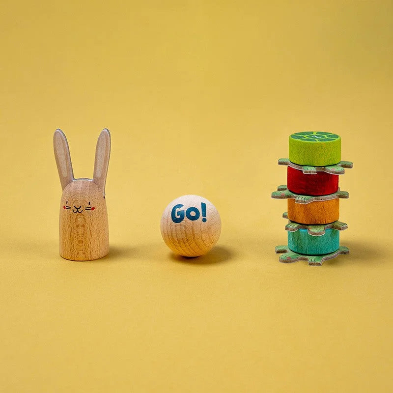 Holzhasen-Figur mit bemalten Zügen im Ready Steady Go Game