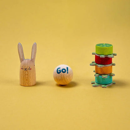 Holzhasen-Figur mit bemalten Zügen im Ready Steady Go Game