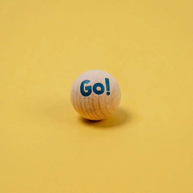 Helles Holzball mit Go! in blauer Schrift für Ready Steady Go Game