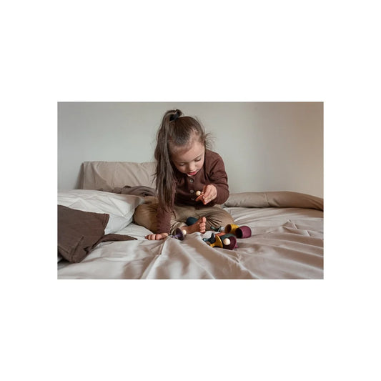 Braunes Plüschpferd mit Sattel und Zügeln auf Bett von Red Little Things