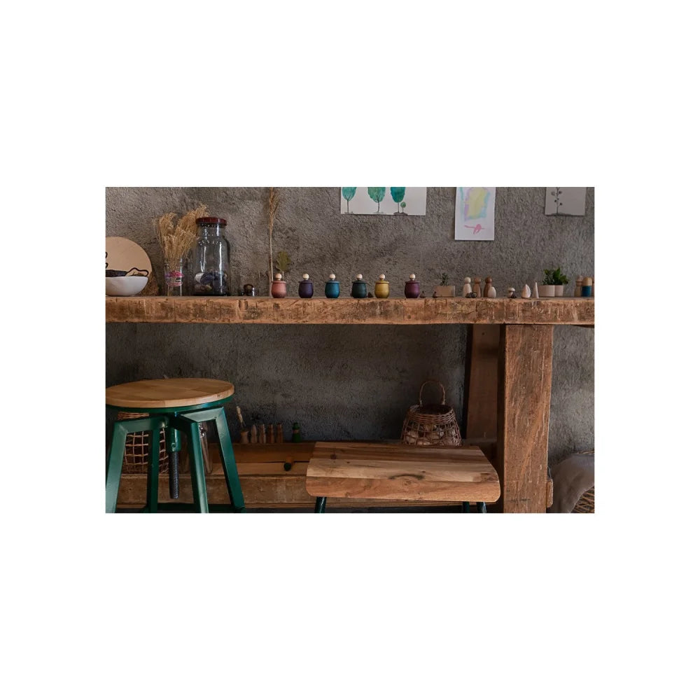 Rustikaler Holzbarhocker mit grünen Metallbeinen und rundem Sitz von Red Little Things