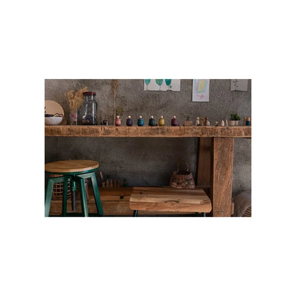 Rustikaler Holzbarhocker mit grünen Metallbeinen und rundem Sitz von Red Little Things