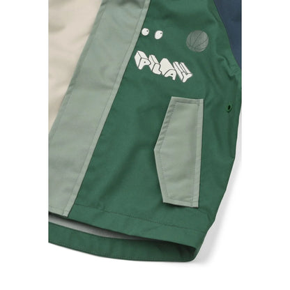 Grün und grau paneelierte regenjacke manu play multi mix mit reflektierendem play grafik basketball emblem und weißen augendetails