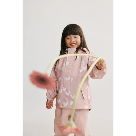 Rosa Regenjacke mit weißen Herzen im Liewood Regenbekleidungsset PEDIA