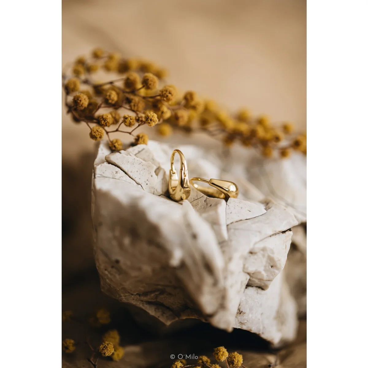 Zwei goldene Delia Kreolen aus 18k Gold Vermeil auf weißem Stein