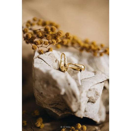 Zwei goldene Delia Kreolen aus 18k Gold Vermeil auf weißem Stein