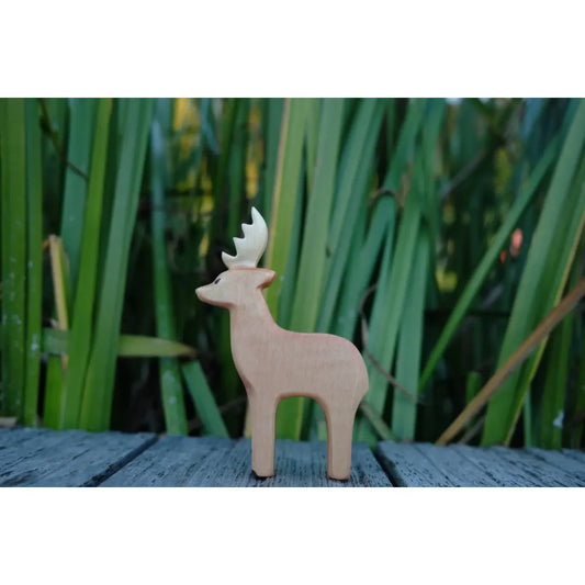 Helles Holz-Rehbock mit weißen Geweih als dekorative Figur