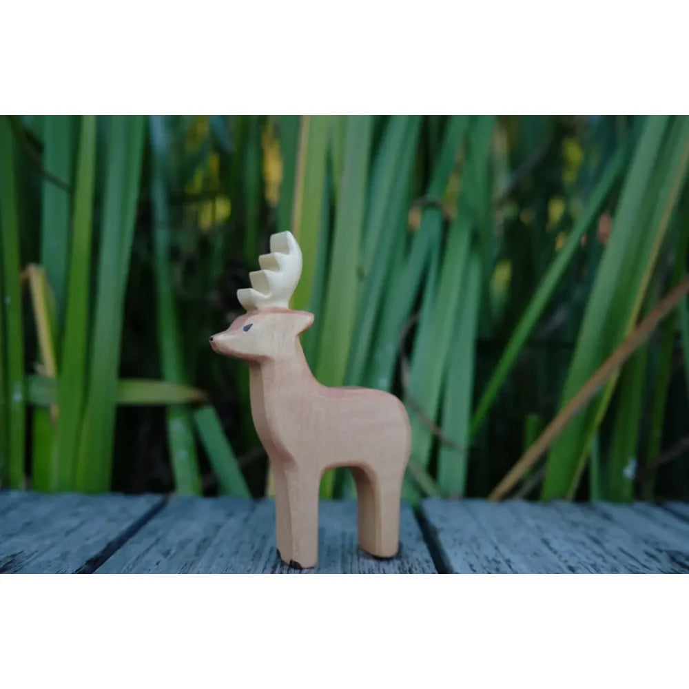 Lichtbraunes Holzdeerfigur mit weißen Geweihen im Produkt Rehbock