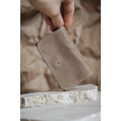 Taupe Ledergeldbeutel Gemelia mit Textur und Naht für ökologische Babyprodukte